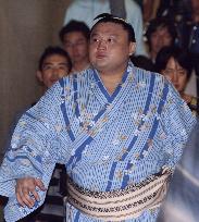 Takanohana falls to 2nd loss